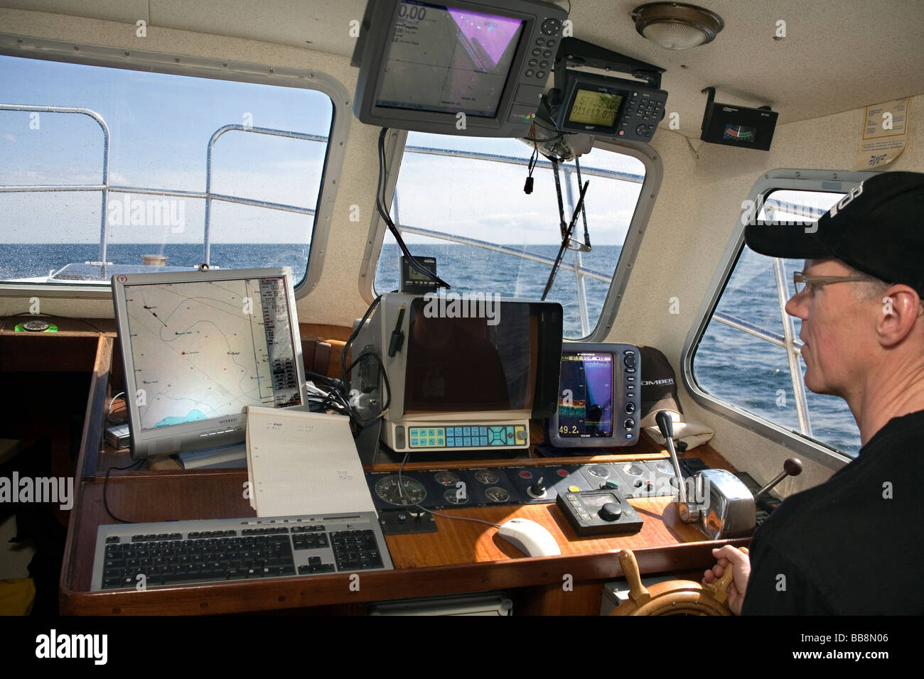 Timonier sur commande bridge avec instruments de navigation mer de Kattegat Scandinavie Banque D'Images