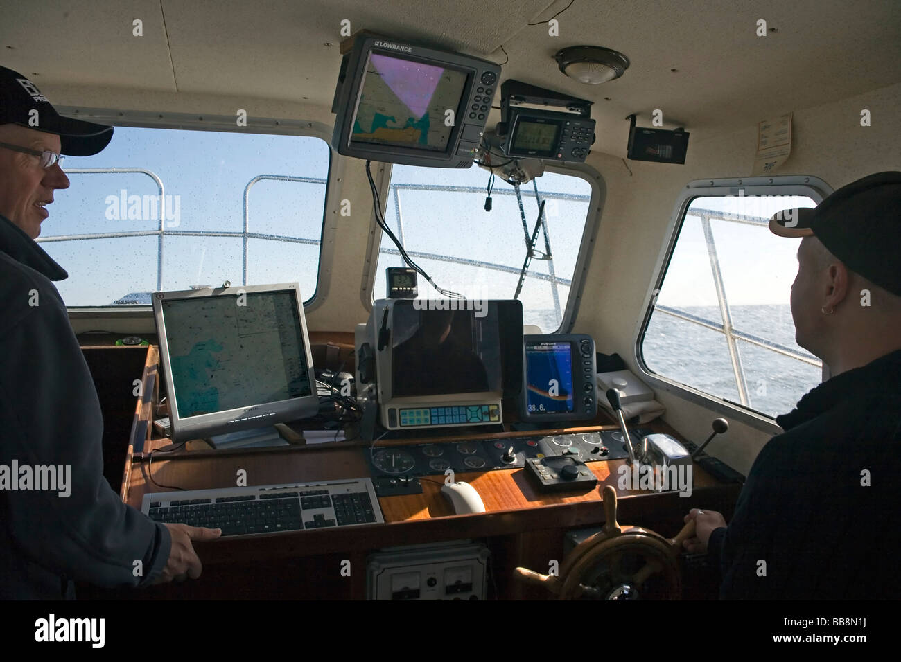 Timonier sur commande bridge avec instruments de navigation mer de Kattegat Scandinavie Banque D'Images