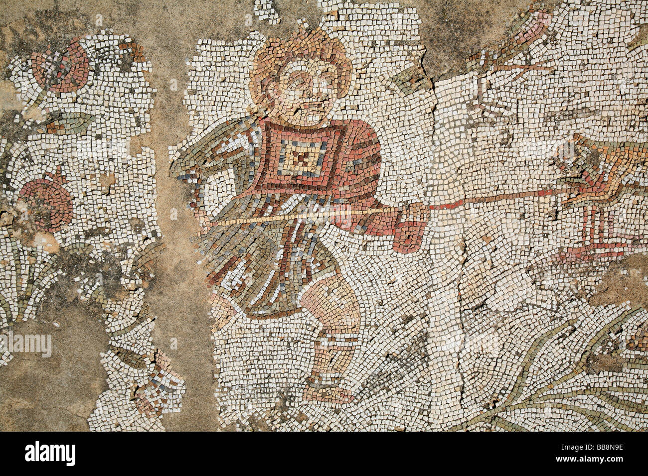 Mosaïque d'un gladiateur combattant un lion avec une lance à Carthage, Tunisie Banque D'Images