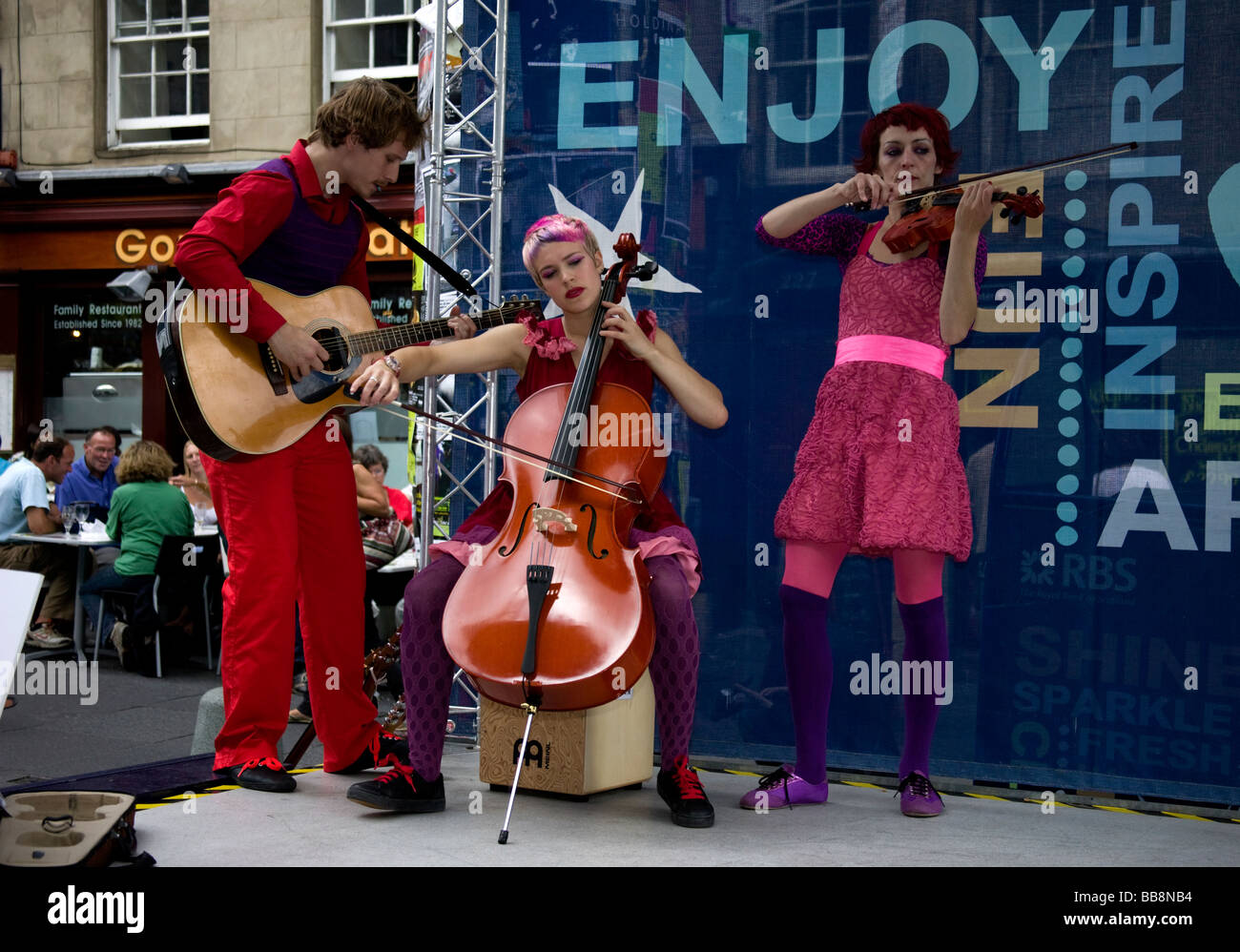 Stage Theatre Interprètes de divertir l'auditoire pour promouvoir le show Festival Fringe d'Écosse Angleterre Europe Banque D'Images