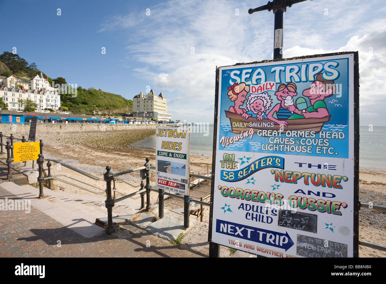 Des attractions du littoral sur la promenade de llandudno avec la jetée et le grande hotel en arrière-plan Banque D'Images