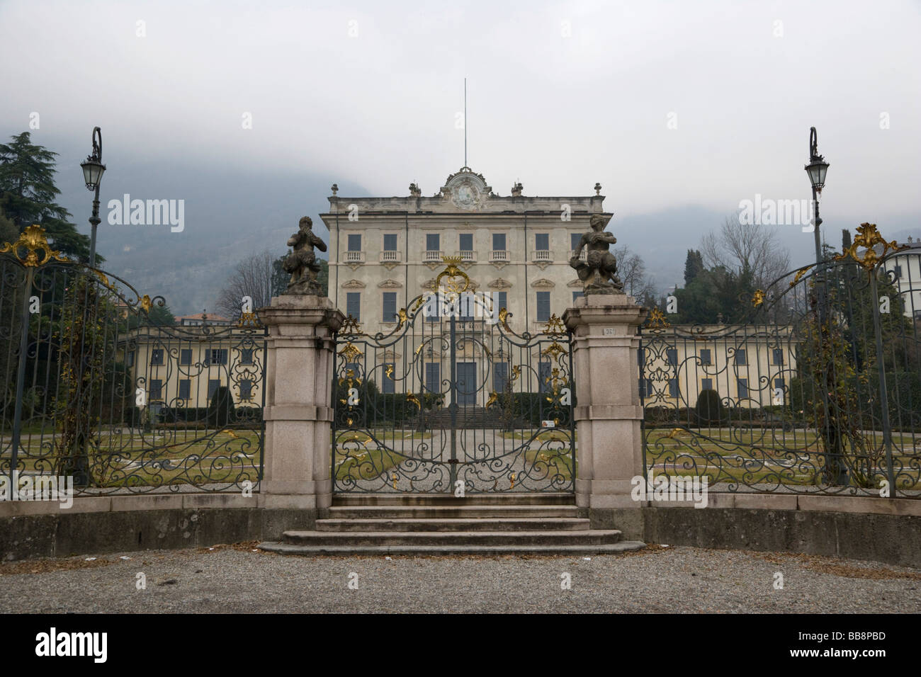 Un grand bâtiment agricole à Tremezzo, hiver, Lac de Côme, Lombardie, Italie, Europe Banque D'Images