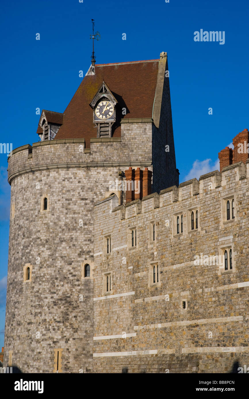 La tour du couvre-feu et le mur ouest du château de Windsor, Windsor, Berkshire, Angleterre, Royaume-Uni Banque D'Images