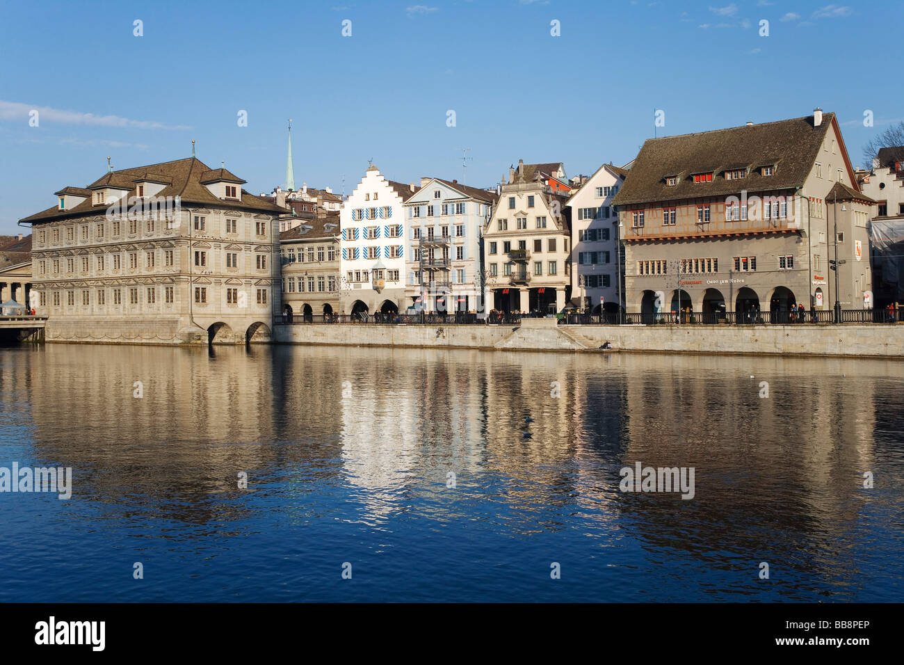 Centre historique de Zurich sur la rivière Limmat, l'hôtel de ville sur la gauche, maisons de guilde, Zurich, Switzerland, Europe Banque D'Images