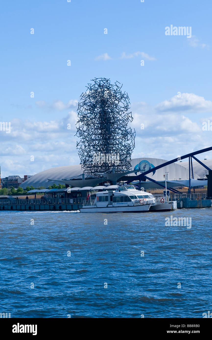 O2 Centre , Dôme , les objectifs du Millénaire pour l'homme contemporain moderne statue par Antony Gormley , partie de la série Sculpture Cloud quantique Banque D'Images