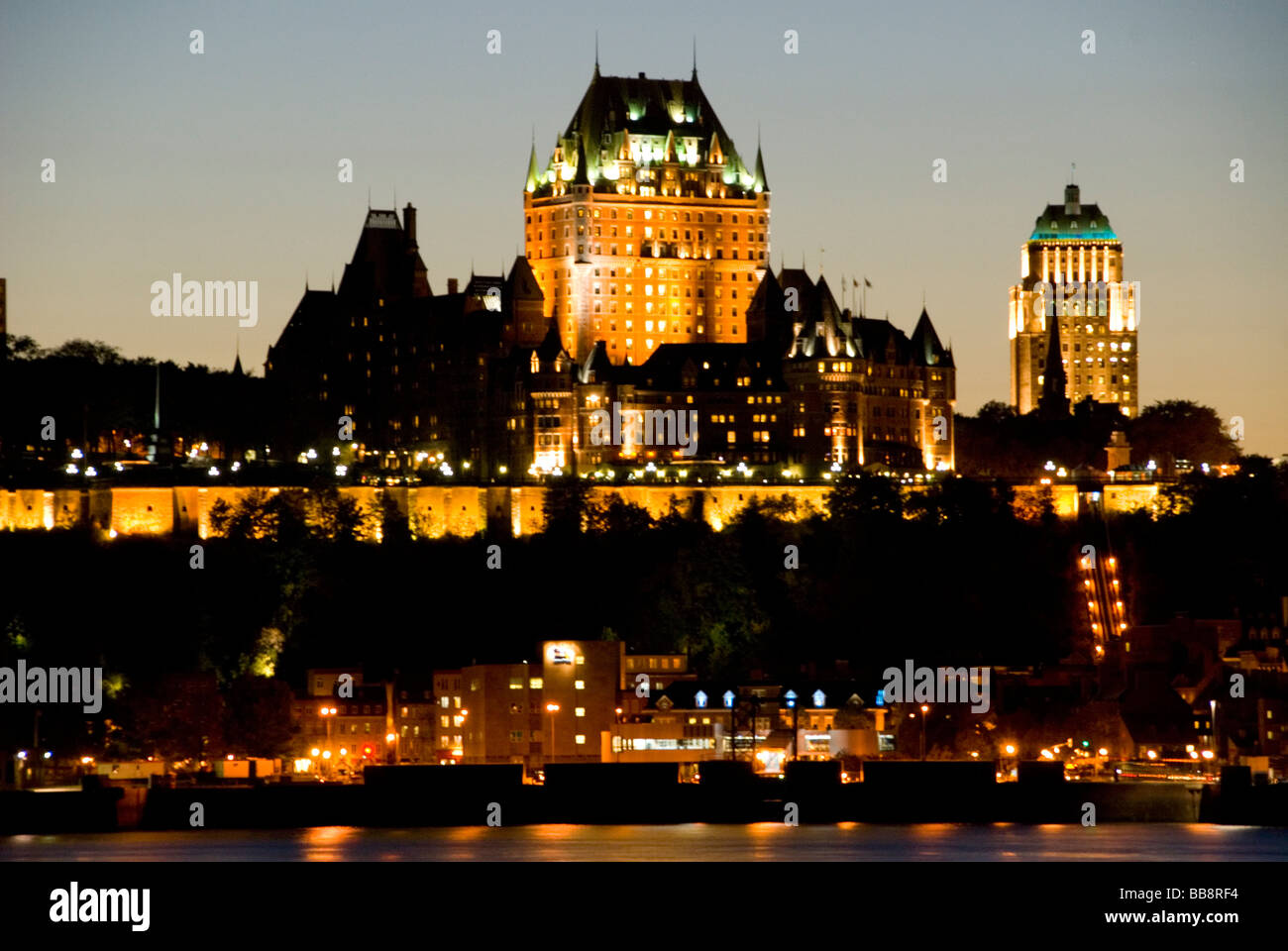 Le Château Frontenac, au crépuscule, la ville de Québec, Québec Banque D'Images