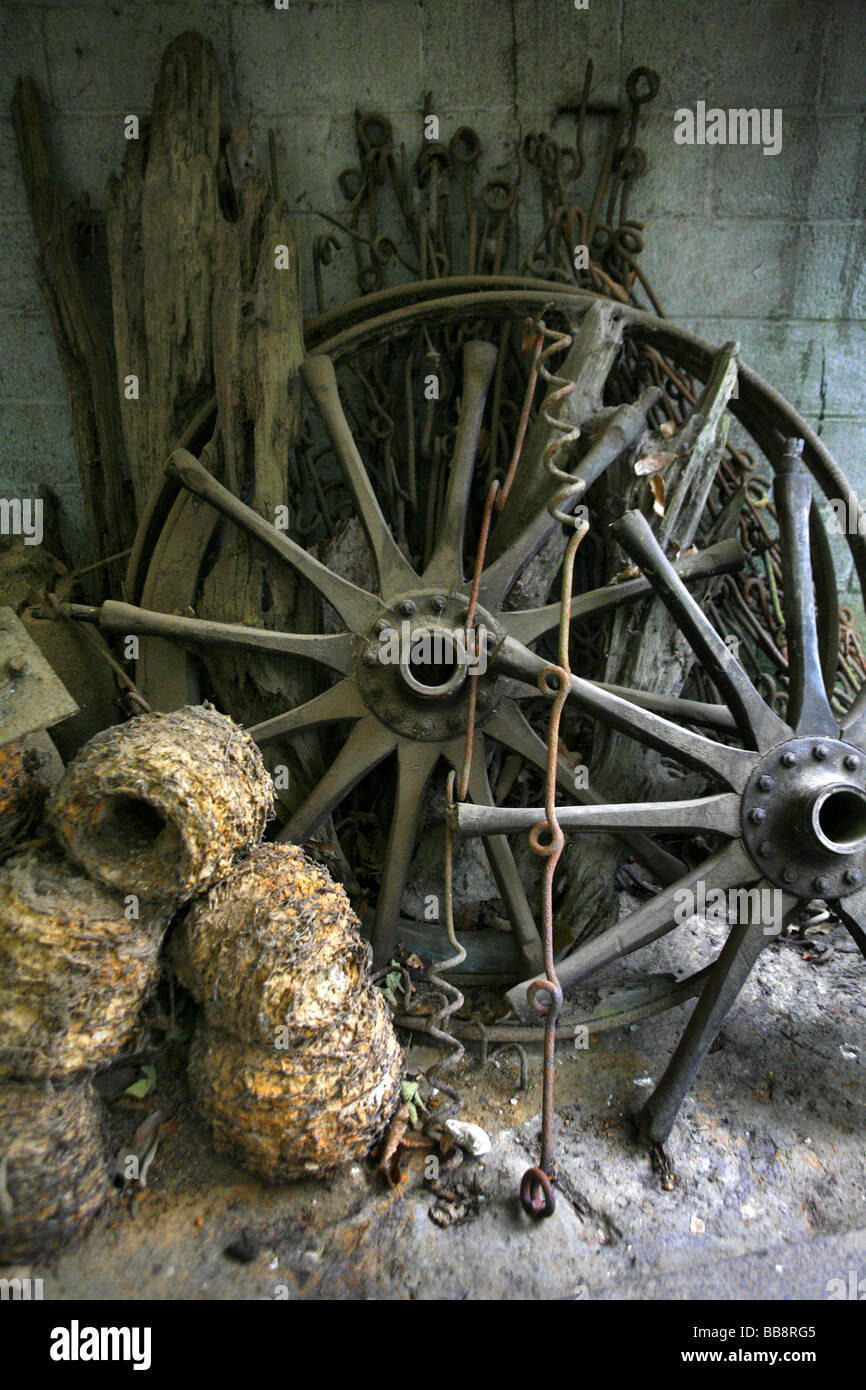 Les roues brisées dans une vieille grange. Banque D'Images