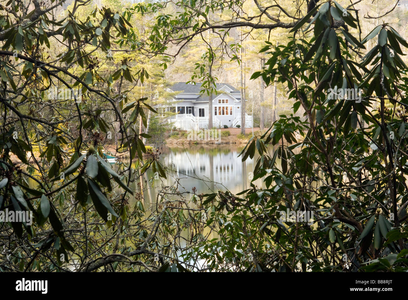Maison du lac à travers les arbres - Brevard, Caroline du Nord Banque D'Images