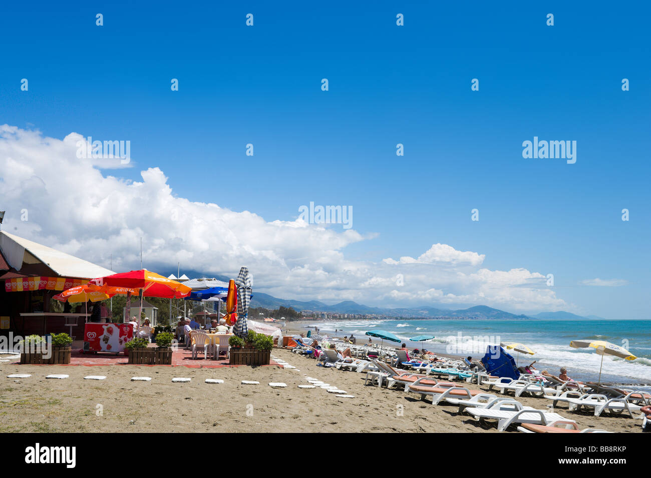 Beach Bar sur la plage de Alaaddin, Alanya, Turquie, Côte Méditerranéenne Banque D'Images