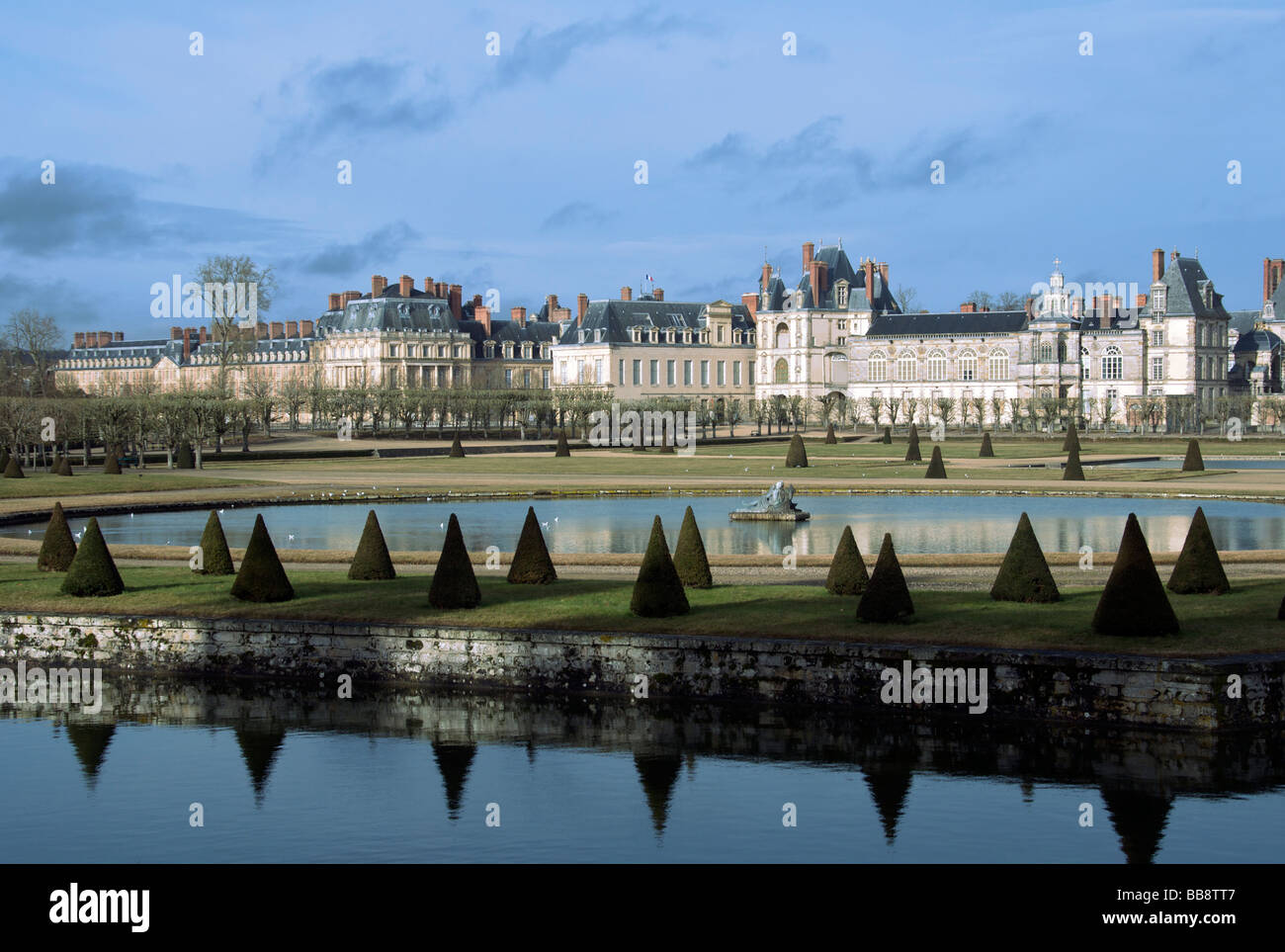 Chateau de Fontainebleau avec jardins paysagers et le lac Seine et Marne France Banque D'Images