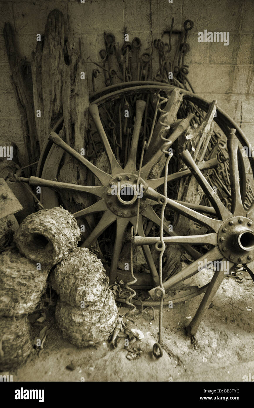 Les roues brisées dans une vieille grange. Banque D'Images