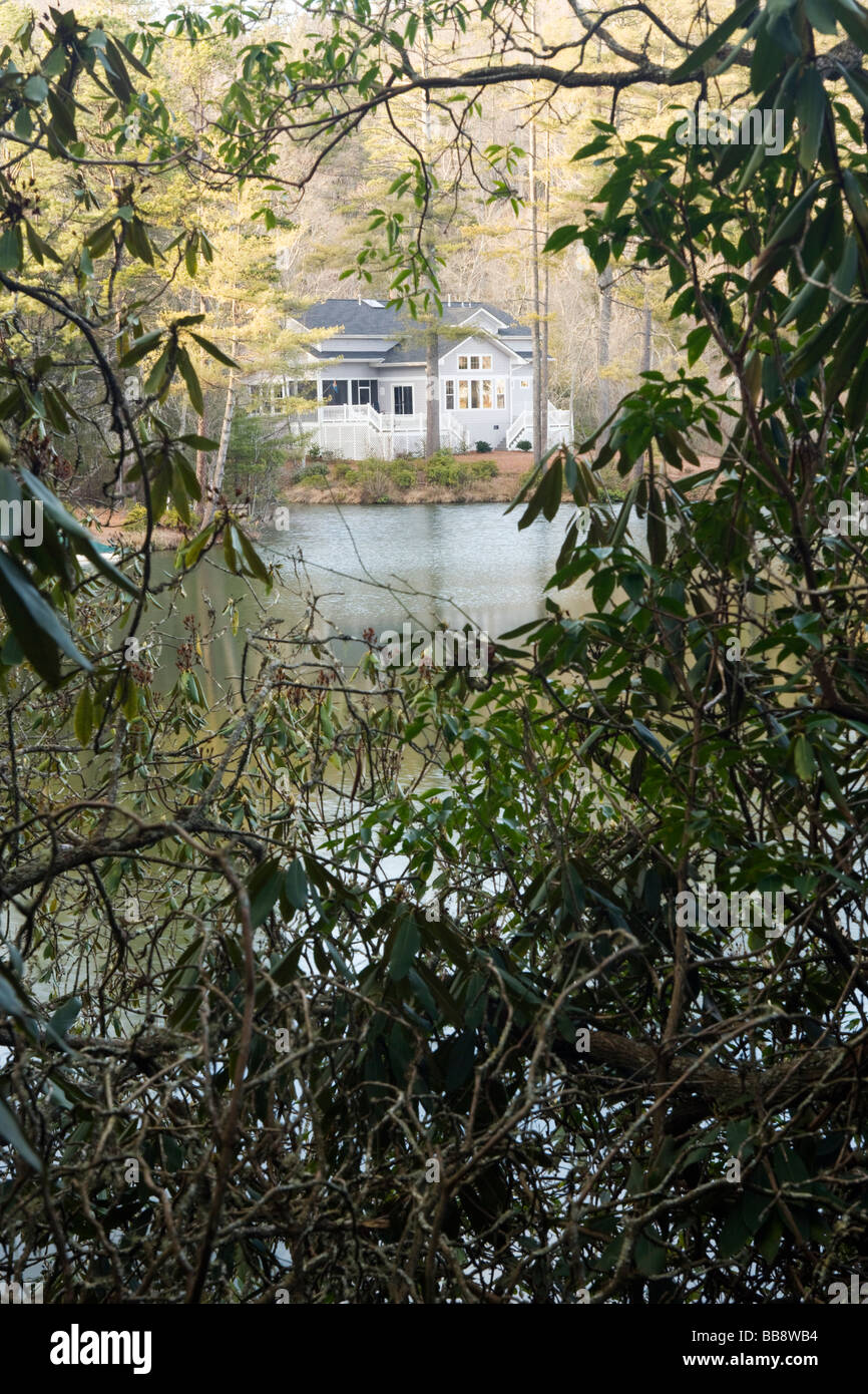 Maison du lac à travers les arbres - Brevard, Caroline du Nord Banque D'Images