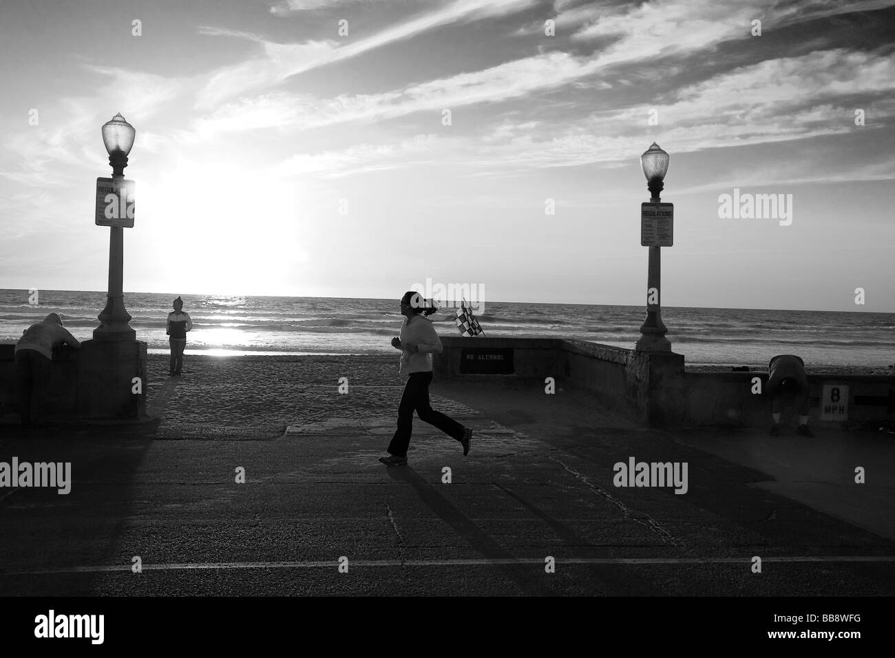 Jogger au coucher du soleil sur Mission Beach de San Diego Californie du Sud USA Banque D'Images