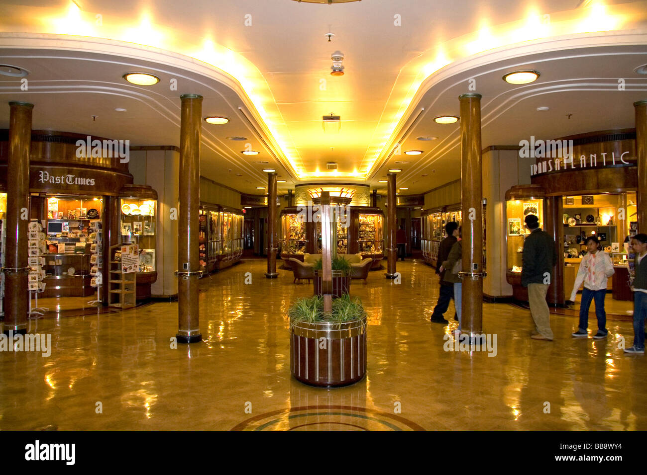 Shopping sur le Queen Mary museum et bateau-hôtel à Long Beach USA Califorina Banque D'Images