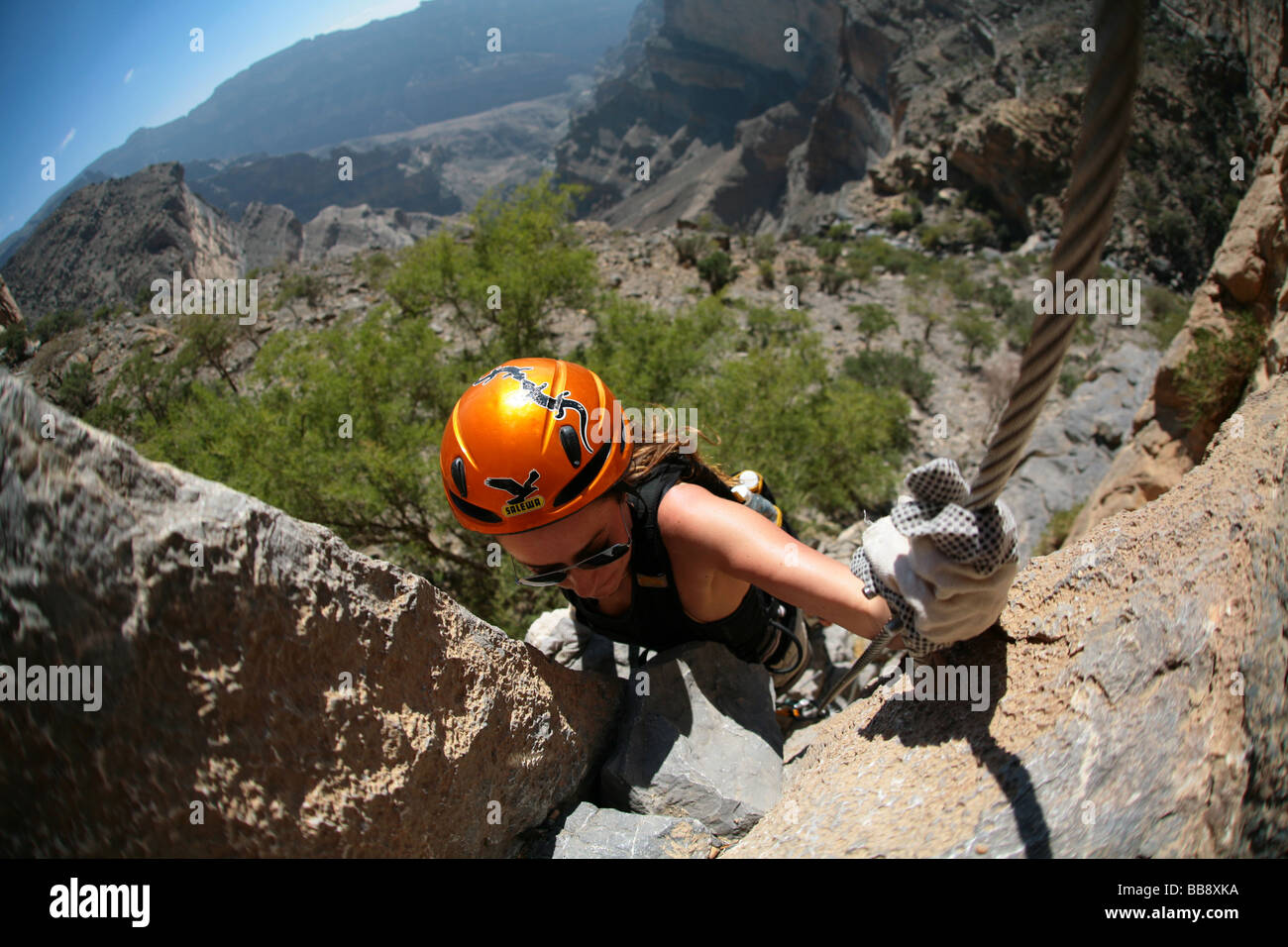 Randonnées "Oman" du Grand Canyon via ferrata la route vers le haut-plateau de Jebel Shams en Oman Banque D'Images