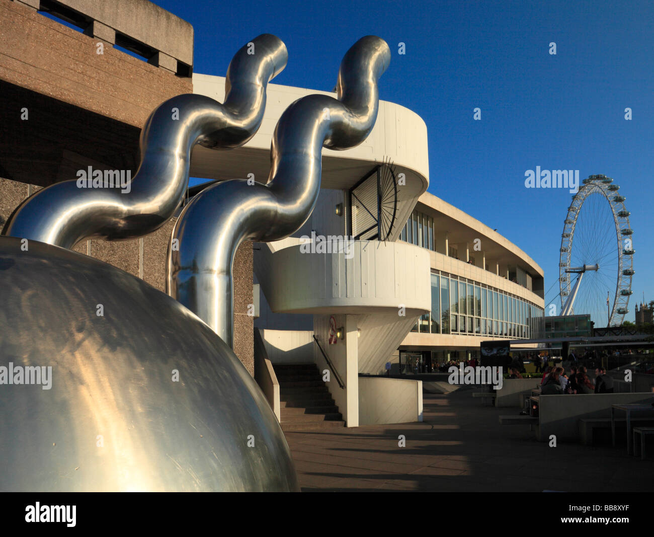 Rive sud de sculpture et d'architecture. Londres, Angleterre, Royaume-Uni. Banque D'Images