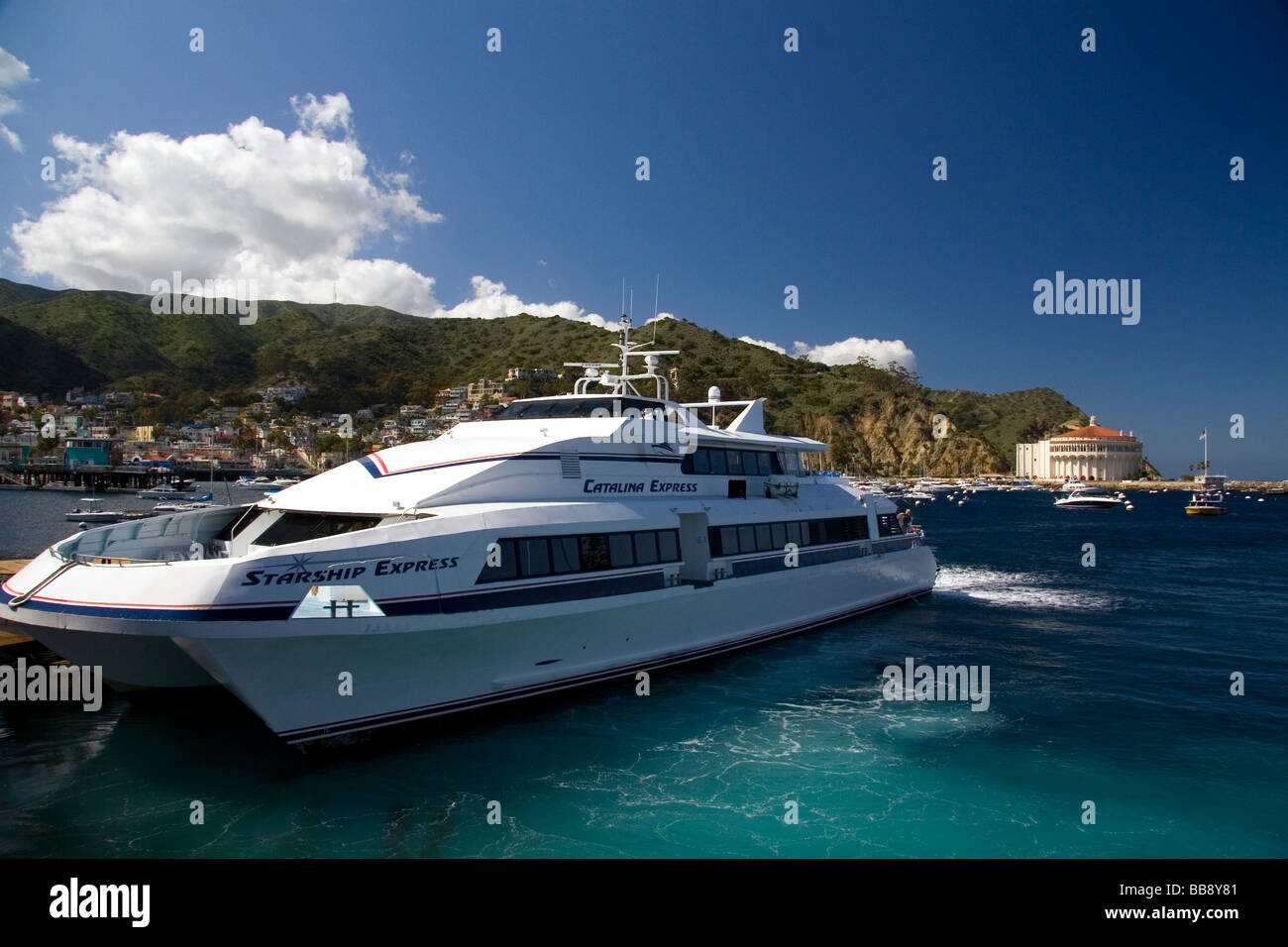 Catamaran Moteur jet bateau amarré au quai de la ville d'Avalon sur l'île de Catalina, California USA Banque D'Images