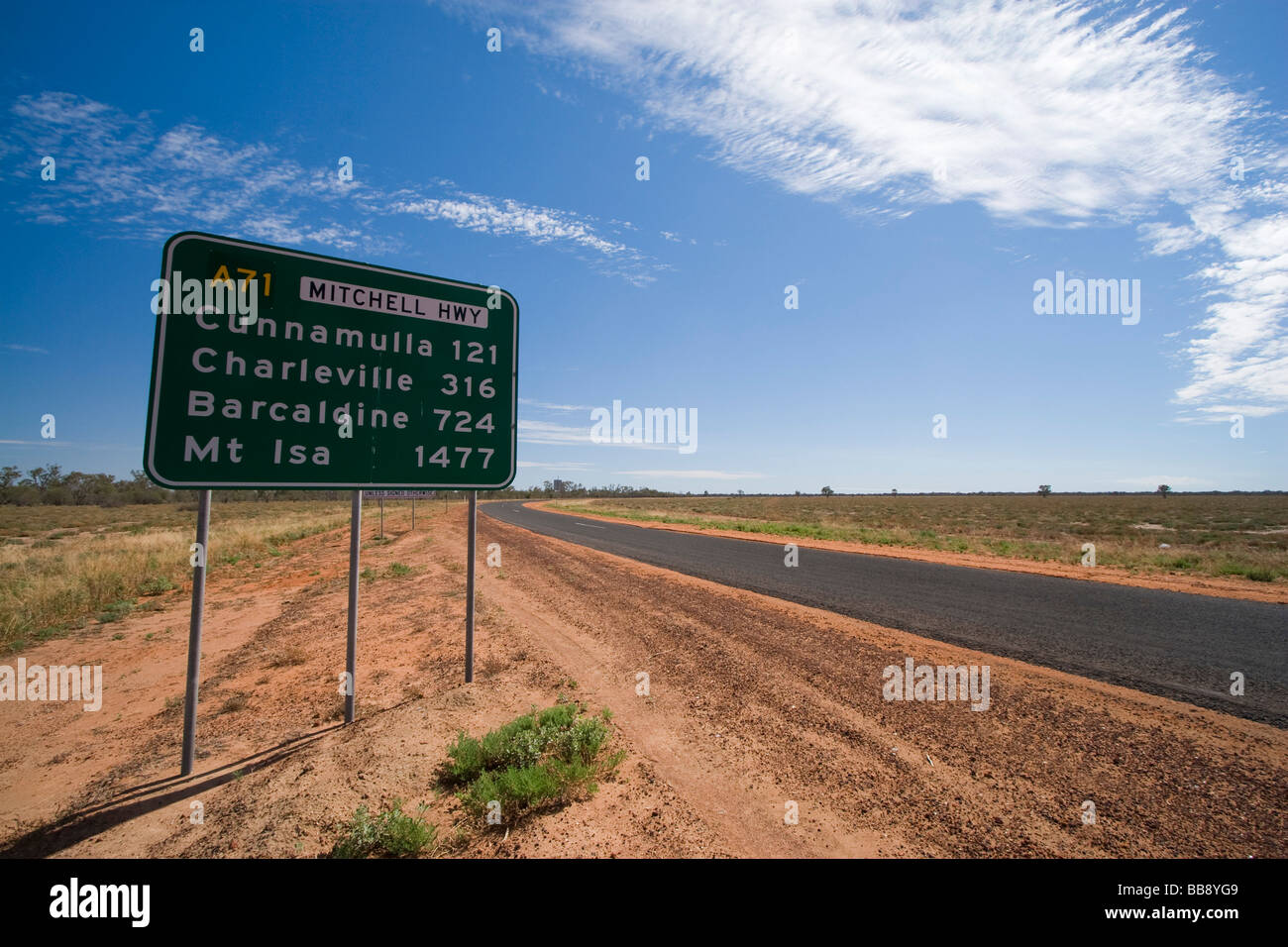 Un panneau routier marque les distances pour outback Queensland communes y compris Mt Isa, Queensland, Australie Banque D'Images