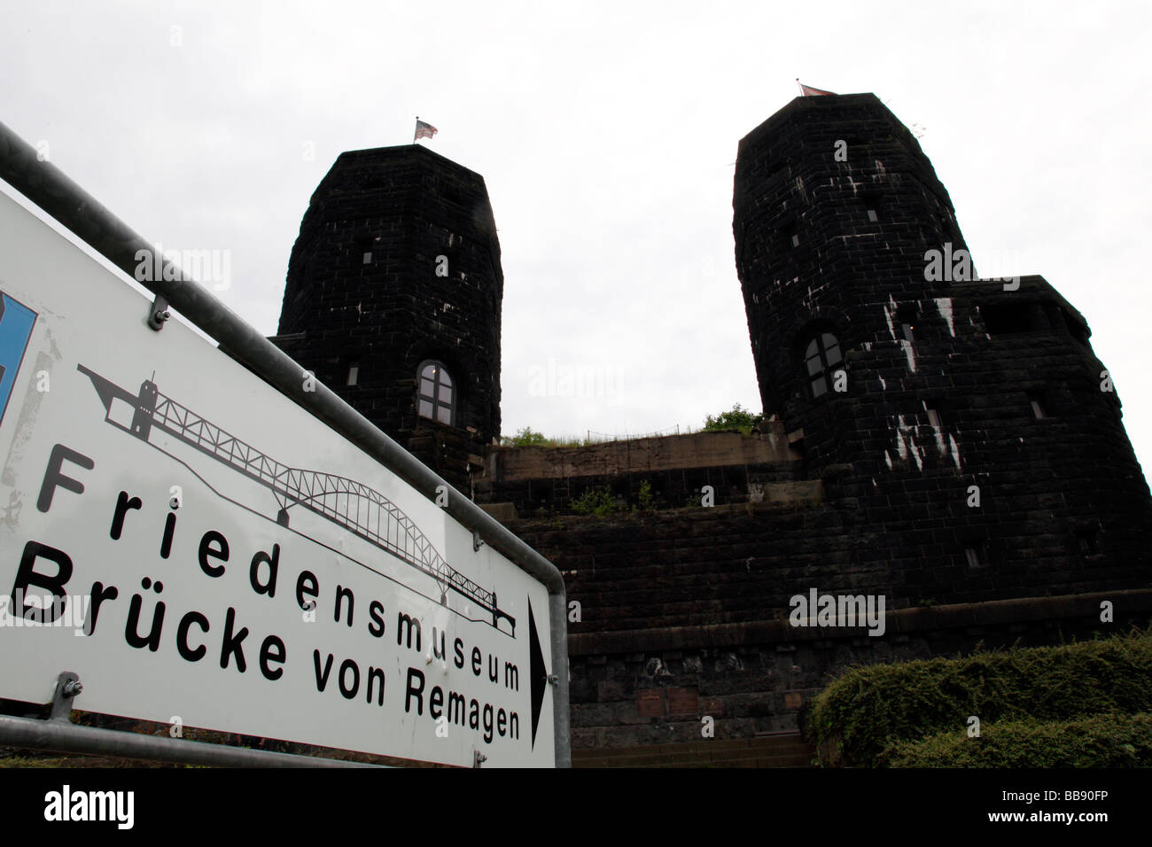Le site du célèbre pont de Remagen sur le Rhin à Remagen en Allemagne Banque D'Images