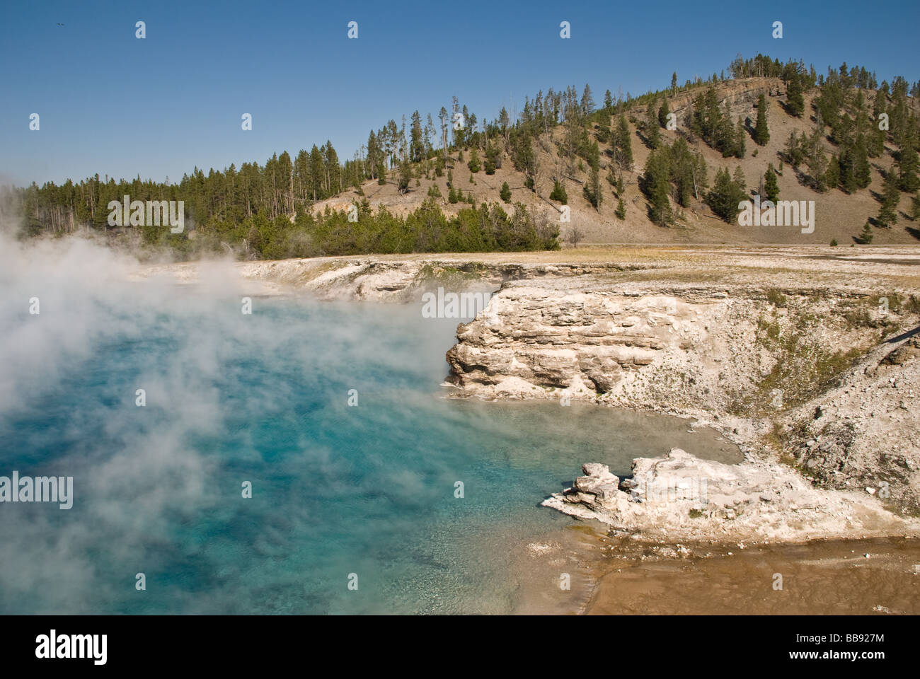 Piscine saphir en haut Geyser Basin avec Hill dans l'arrière-plan Banque D'Images