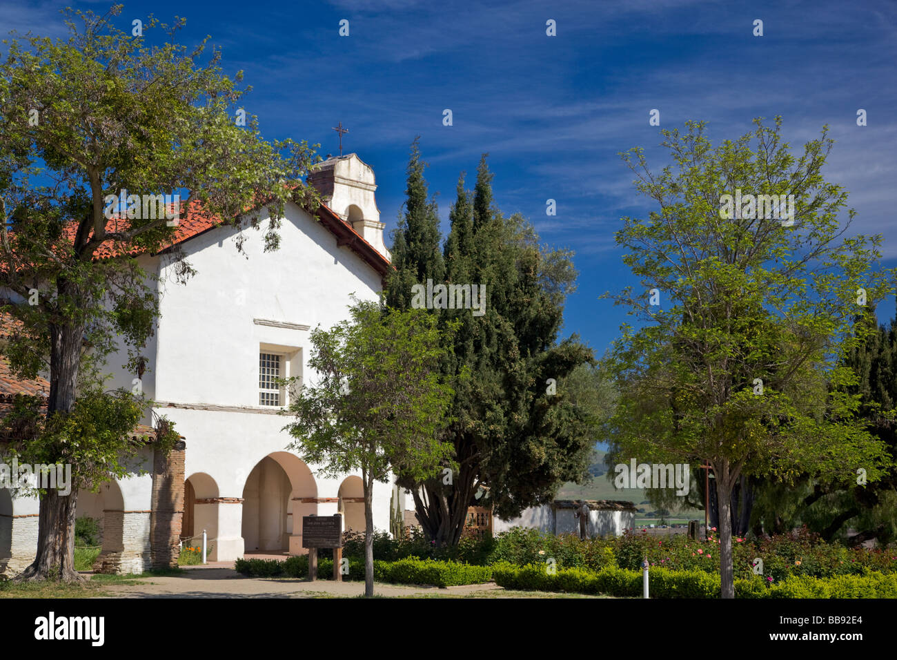 San Juan Bautista CA Vieille Mission San Juan Bautista 1797 façade et clocher avec jardin en premier plan Banque D'Images