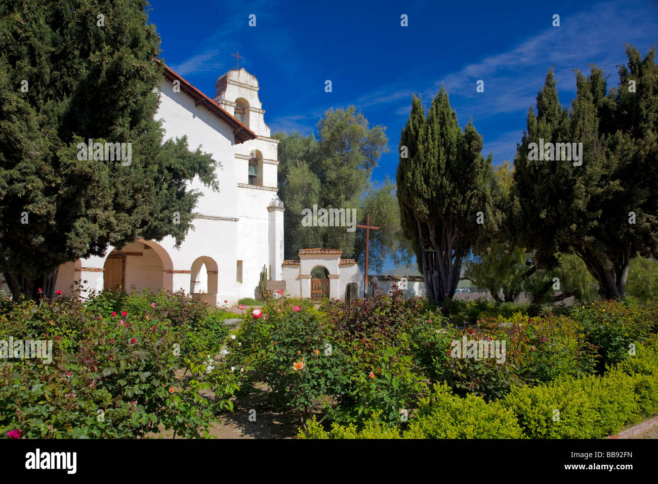 San Juan Bautista CA Vieille Mission San Juan Bautista 1797 façade et clocher avec jardin en premier plan Banque D'Images
