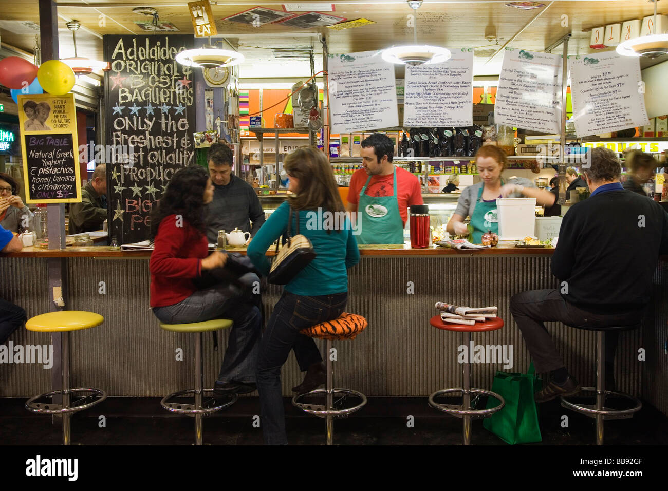 Les habitants s'asseoir pour leur café le matin à la grande table à café du centre de marché. Adélaïde, Australie du Sud, Australie Banque D'Images Les habitants s'asseoir pour leur café le matin à la grande table à café du centre de marché. Adélaïde, Australie du Sud, Australie Banque D'Images