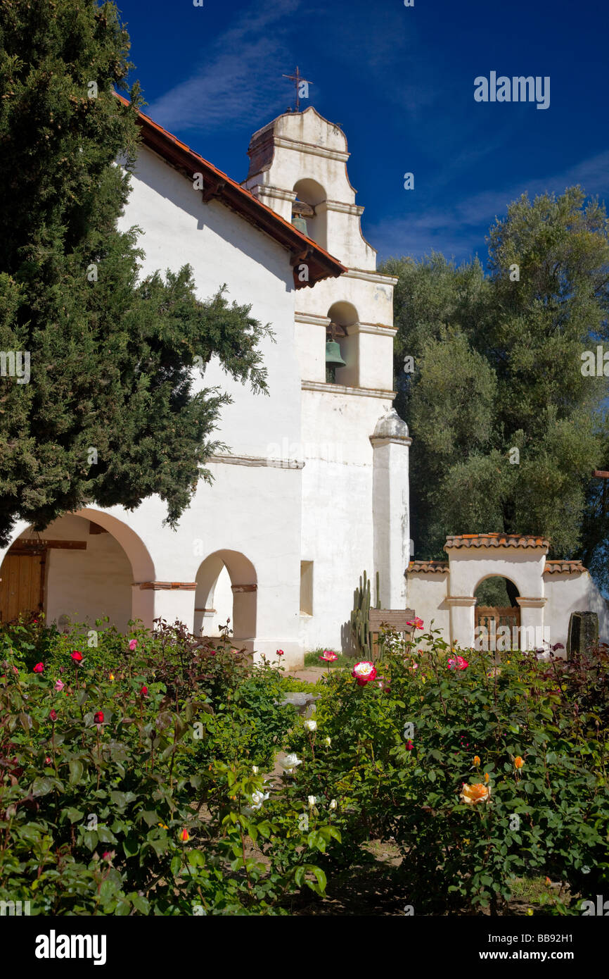 San Juan Bautista, CA : la Vieille Mission San Juan Bautista 1797 façade et clocher avec jardin en premier plan Banque D'Images