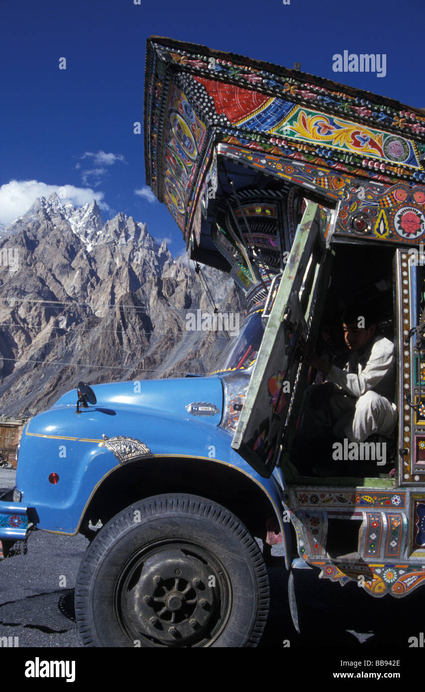 Camion Bedford décorées pics Karakoram Passu Gojal les régions du nord du Pakistan Banque D'Images
