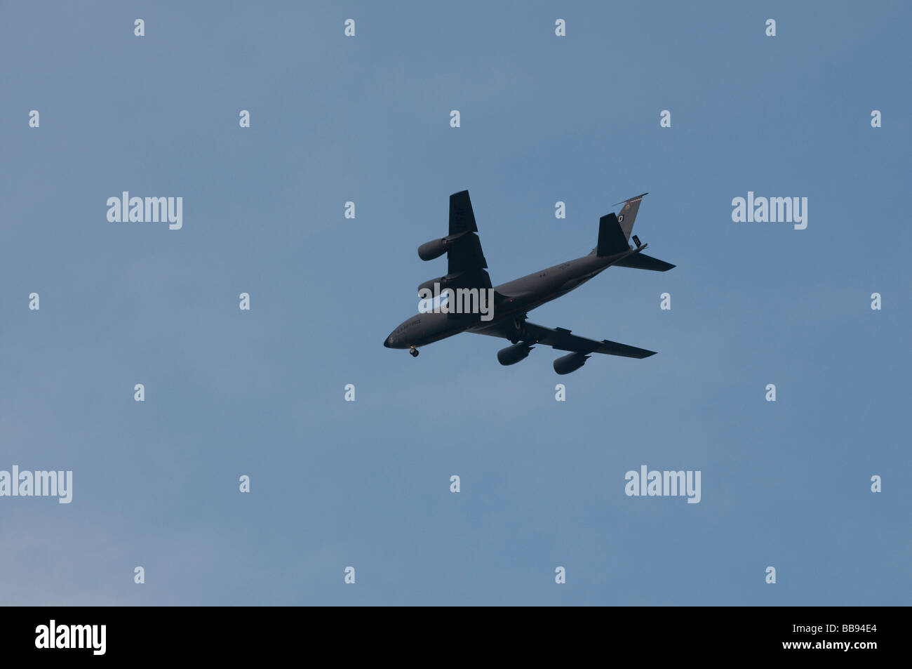 Avion de transport militaire américain se prépare à atterrir à Mildenhall USAF dans la campagne de cambridgeshire Banque D'Images