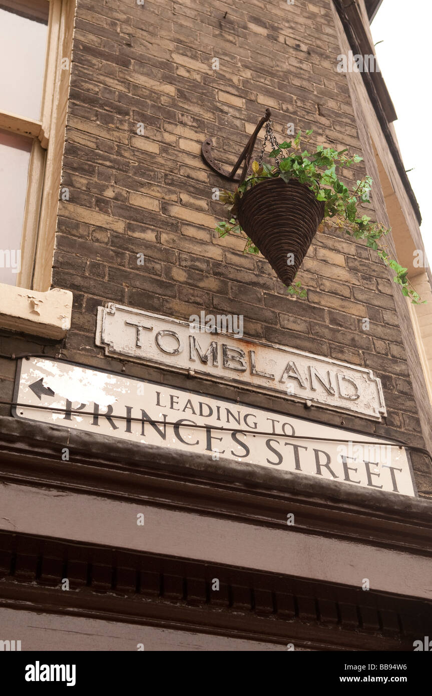 Panneau routier indiquant une partie historique de 'Tombland Norwich' sur l'angle d'une maison. Banque D'Images