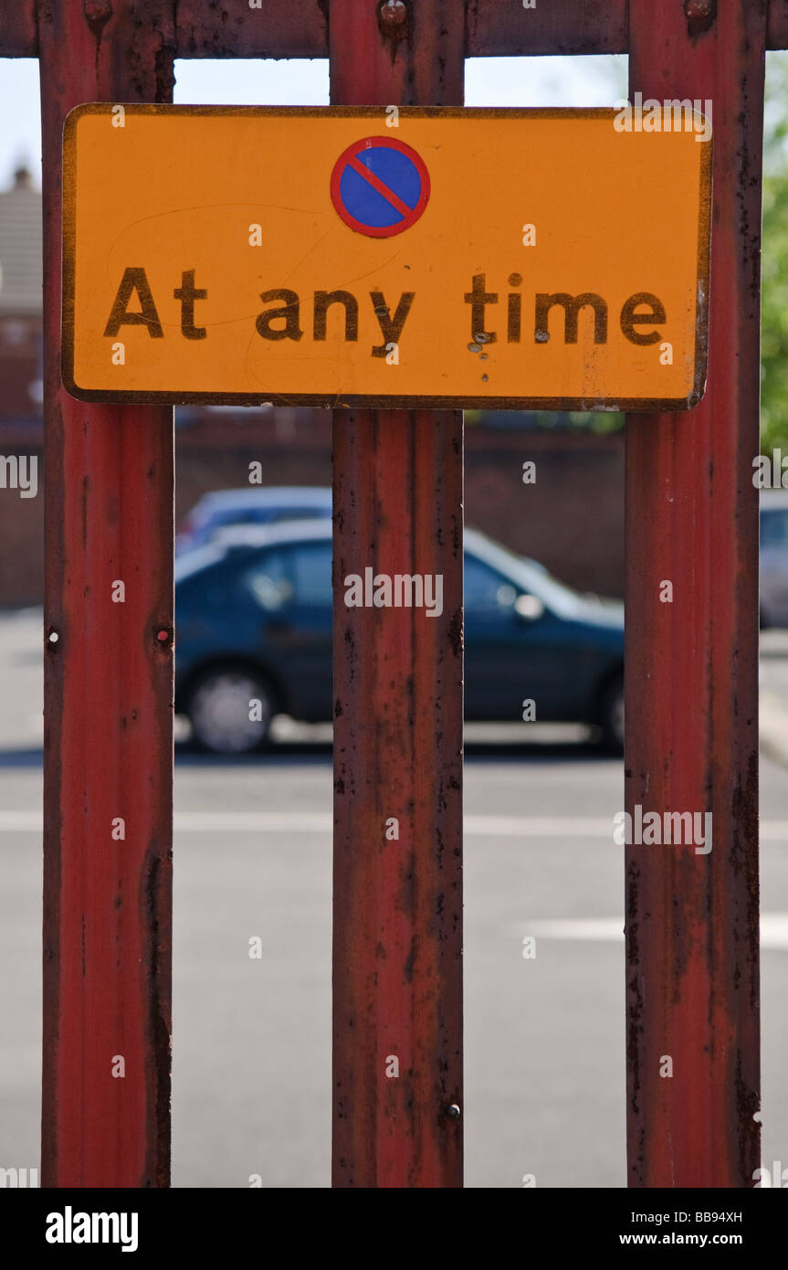 No parking sign on fence at car park Banque D'Images