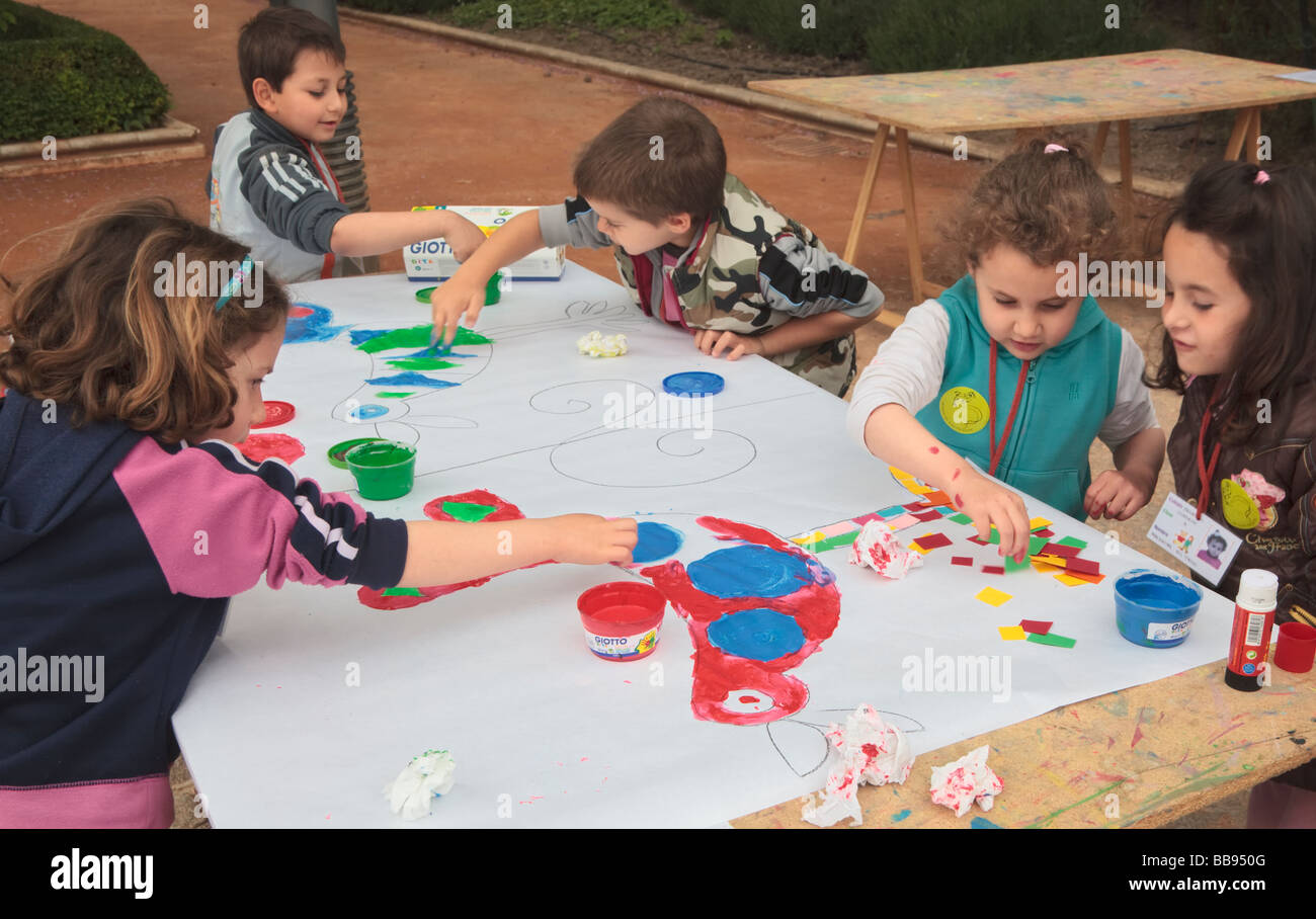 Les enfants d'écoles primaires bénéficiant d'une classe d'art en plein air dans le parc de Huerta de San Vicente, Granada, Espagne Banque D'Images