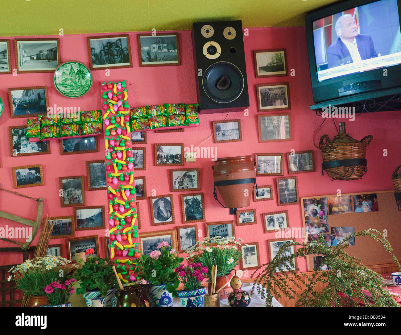 Cruz de Mayo ou croix faite de sacs de croustilles de pommes de terre et de fruits en plastique dans Hijuelo el Meson Fuente Vaqueros Espagne Banque D'Images