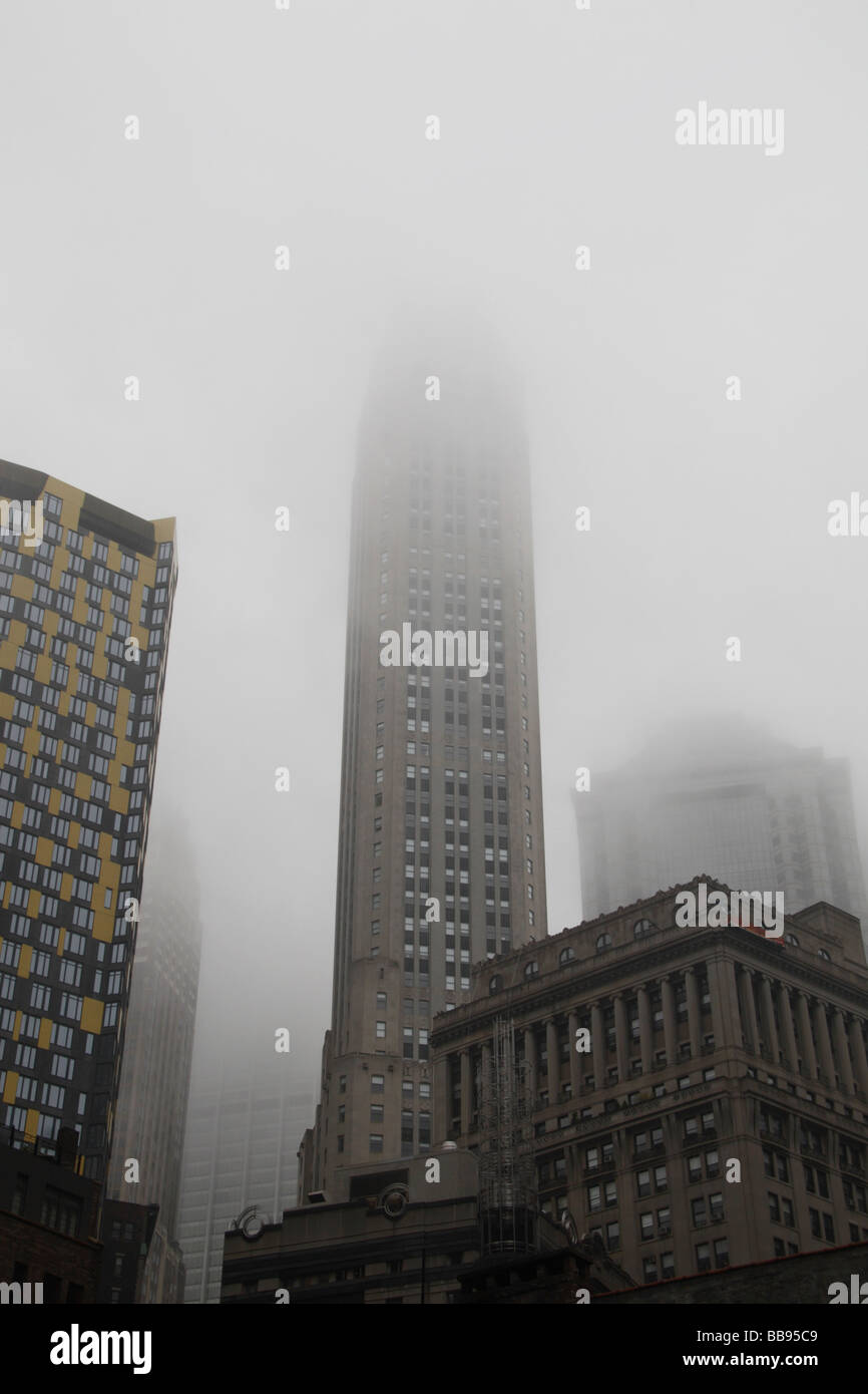 Les nuages bas sur le quartier financier de New York, printemps 2009. Banque D'Images