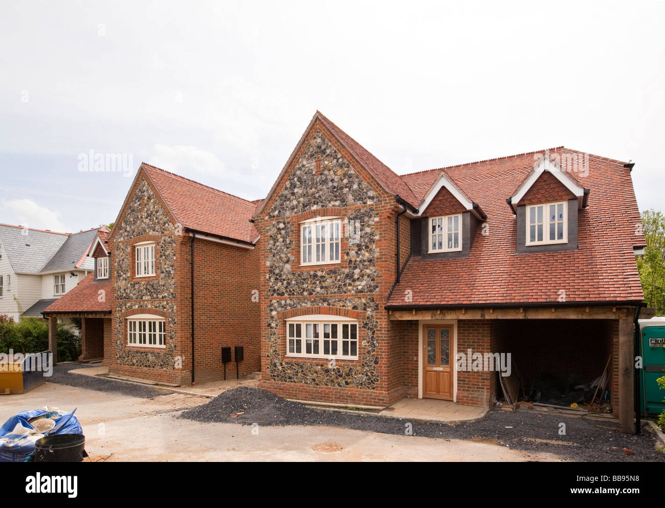 Angleterre Berkshire Beaconsfield School Lane nouvelles maisons construites dans le style traditionnel de briques et silex Banque D'Images