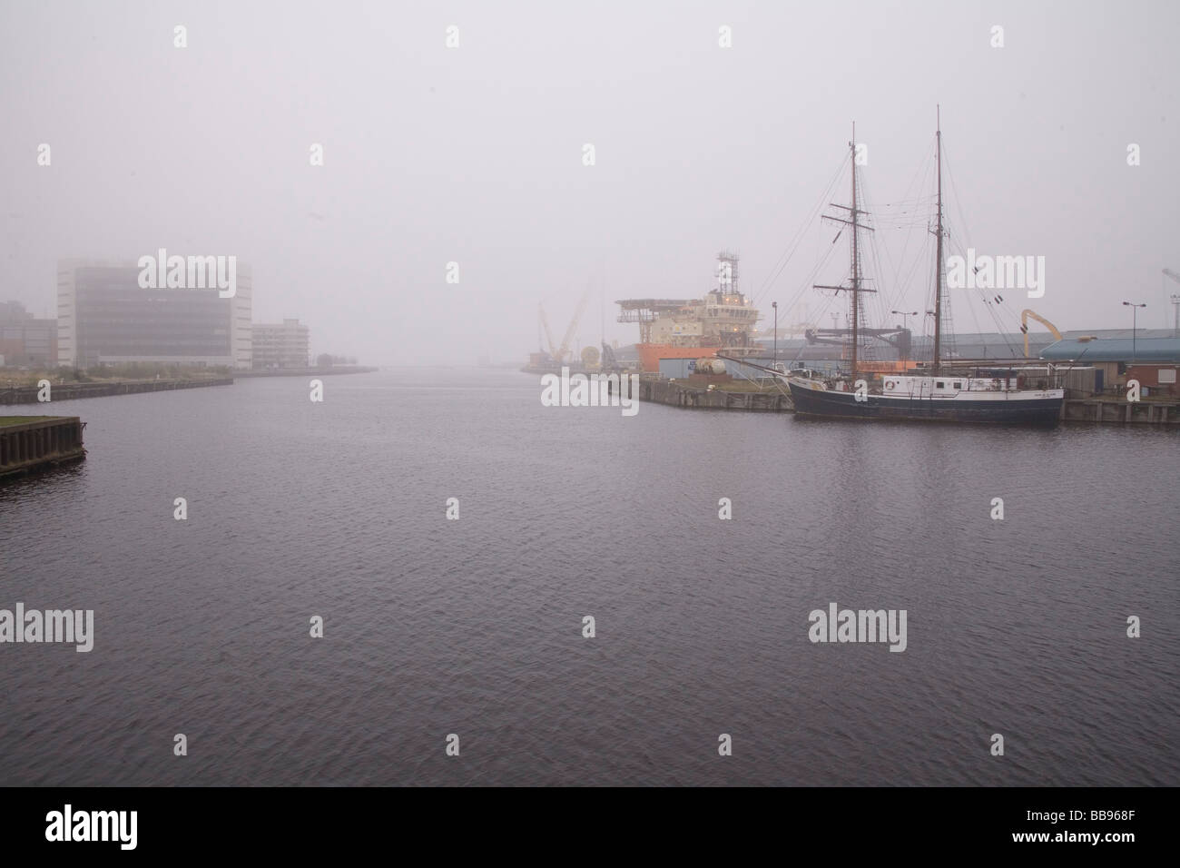 Les ordures au port de Leith misty Banque D'Images