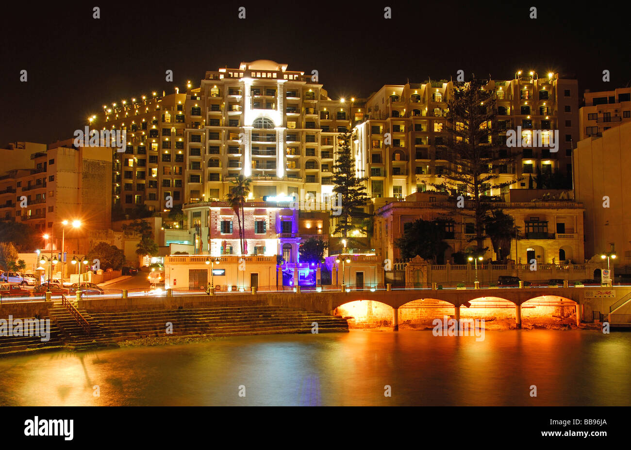 Malte. Voir la soirée de l'hôtel Le Méridien de la baie de Balluta à St Julian's. L'année 2009. Banque D'Images