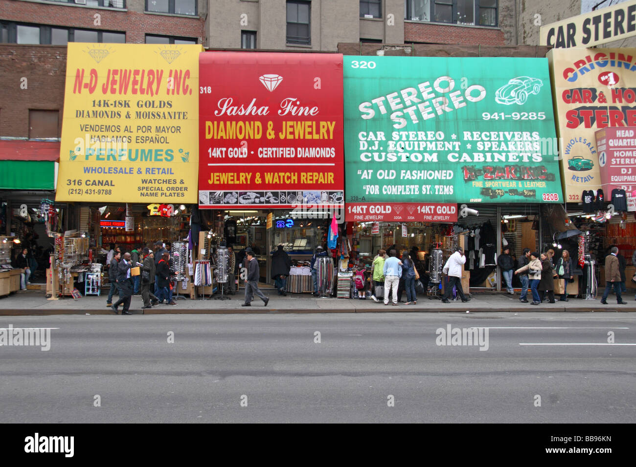 Une ligne de bijoux et électriques boutiques sur Canal Street, Chinatown, New York. Banque D'Images