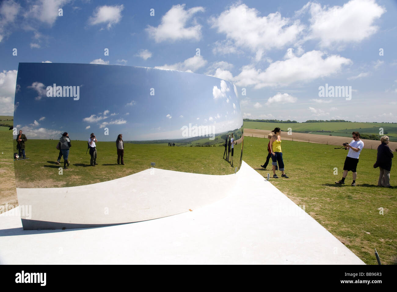 Anish Kapoor's C-Curve installation sculpture pièces ensemble sur les collines au-dessus de Brighton par Chatri site commémoratif. Banque D'Images