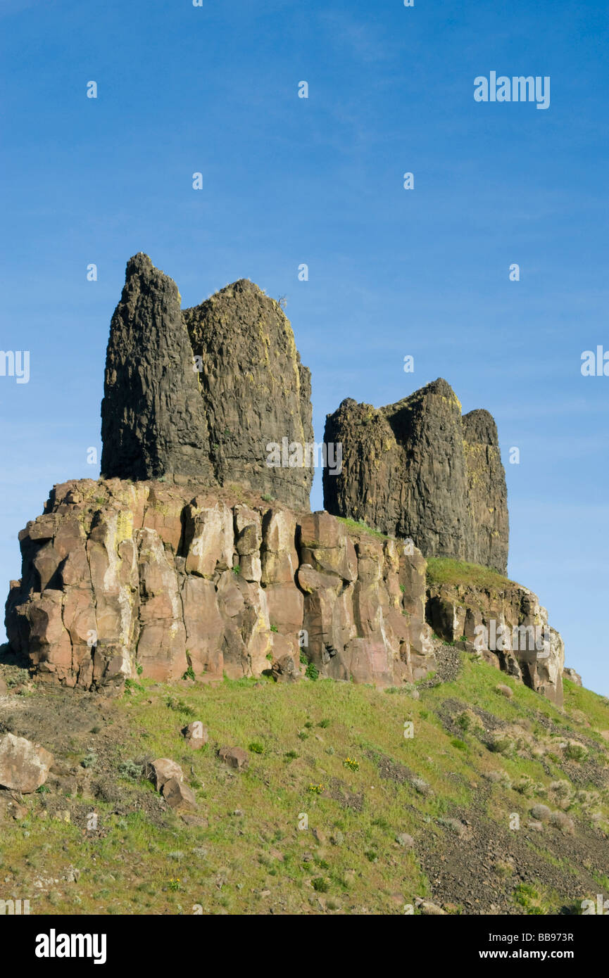 Cayuse "soeurs" ou "Chimney Rocks' tours de basalte au-dessus de la rivière Columbia, à Wallula Gap, près de Pasco, Washington. Banque D'Images