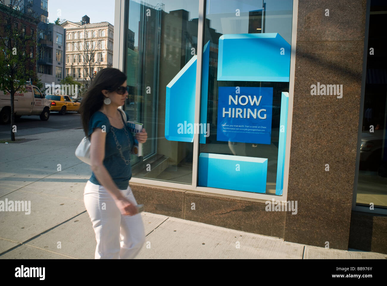 Un JP Morgan Chase Bank dans l'East Village, à New York, le vendredi 15 mai 2009 annonce qu'il embauche Richard B Levine Banque D'Images