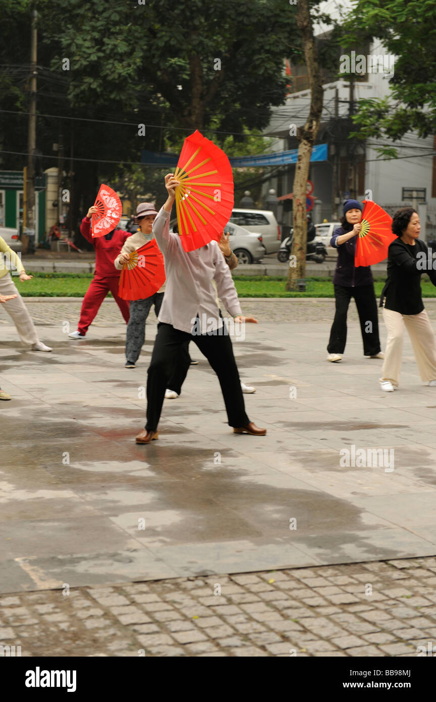 Les danseurs du ventilateur dans le parc, Hanoi, Vietnam. Banque D'Images