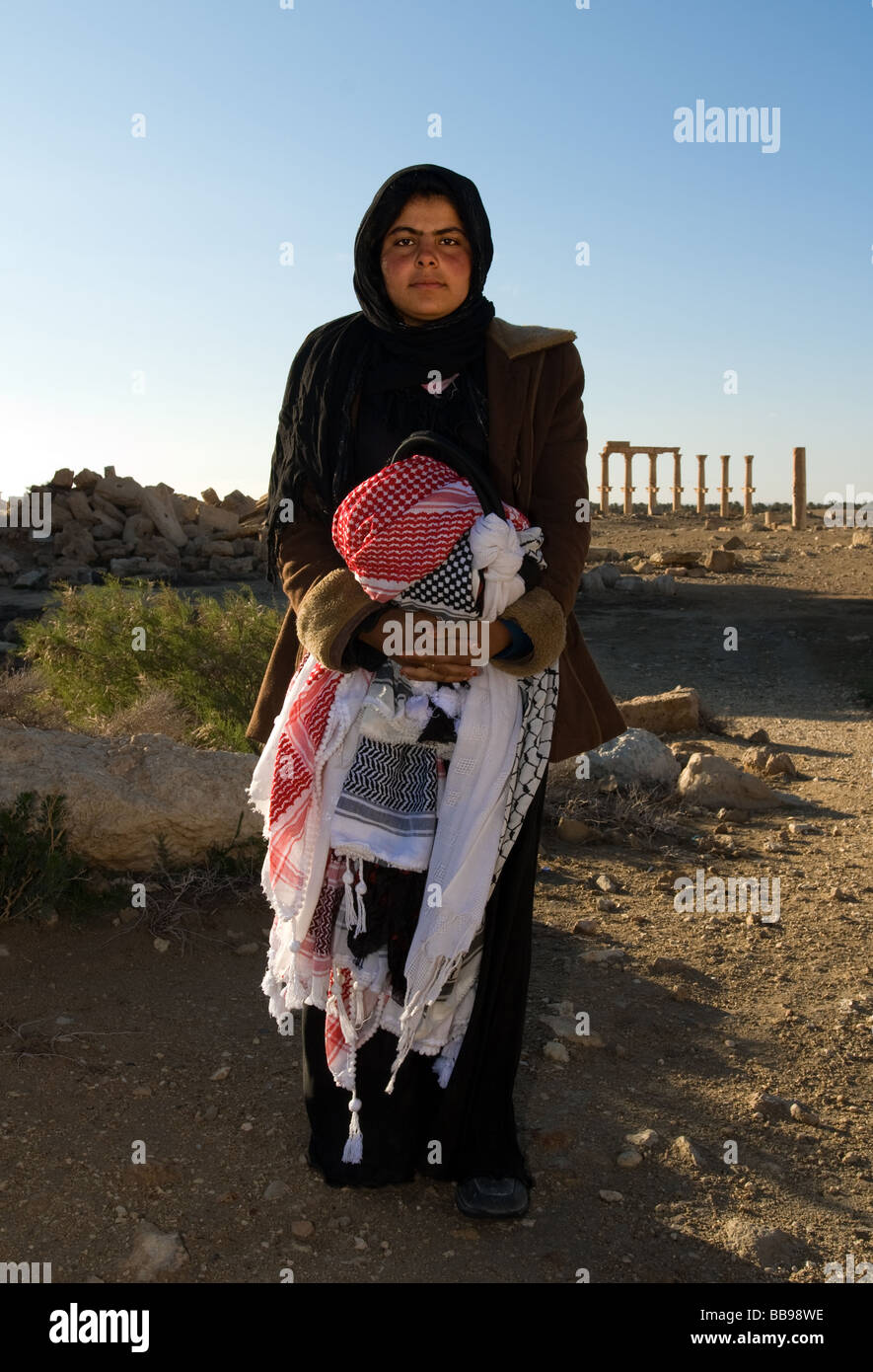 Un Bédouin fille dans l'ancienne ville oasis de Palmyre en Syrie Banque D'Images