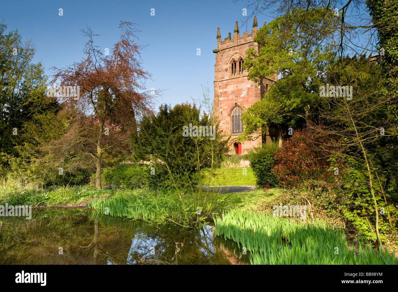 L'église paroissiale de St Bertoline au printemps, Barthomley, près de Nantwich, Cheshire, England, UK Banque D'Images