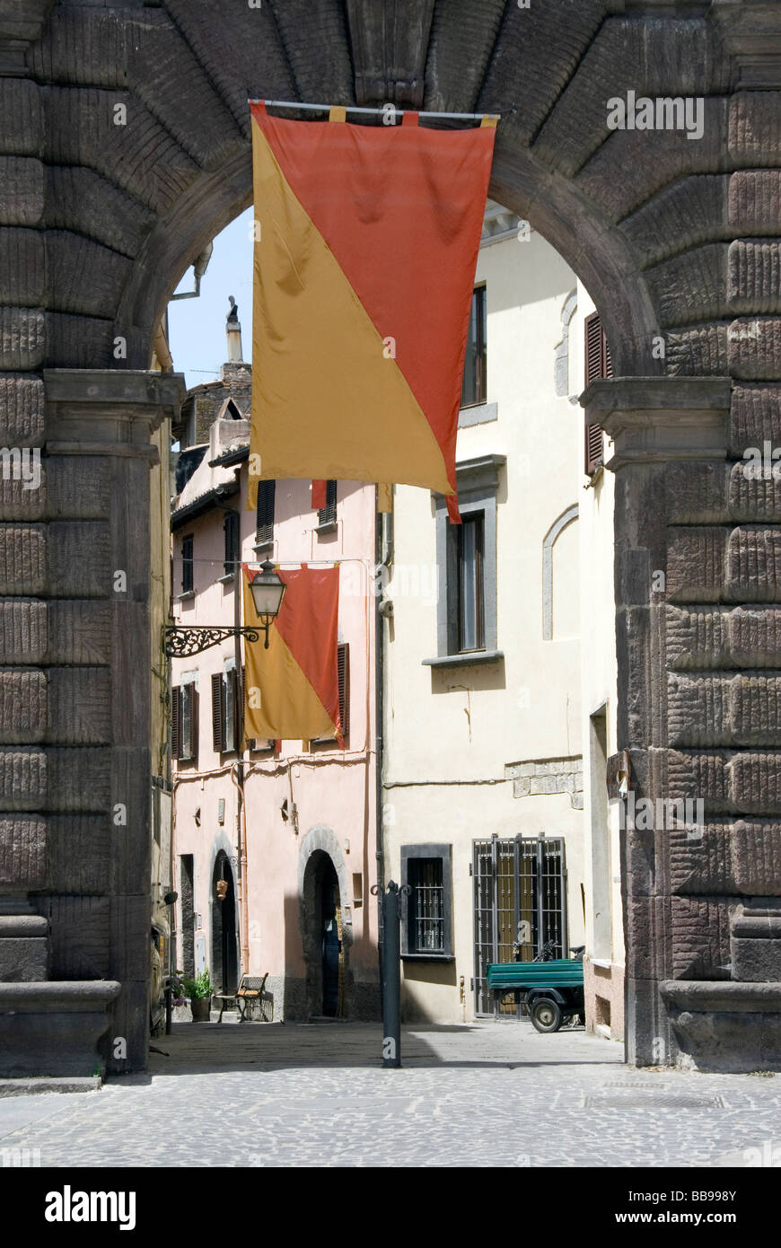 Porta di San Francesco, l'entrée de la ville de Bolsena, sur la rive nord du Lago di Bolsena le plus grand lac volcanique en Italie Banque D'Images