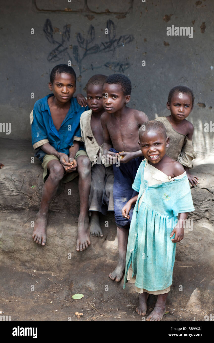 Les enfants dans le village de Nyombe, Malawi, Afrique Banque D'Images