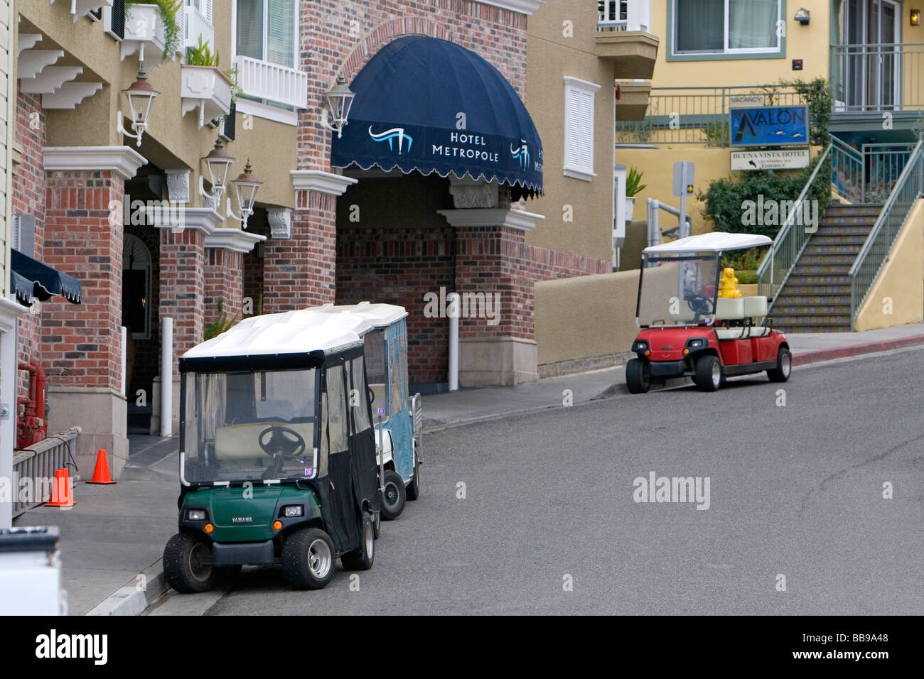 Des voiturettes de golf utilisés pour le transport dans la ville d'Avalon sur l'île de Catalina, California USA Banque D'Images