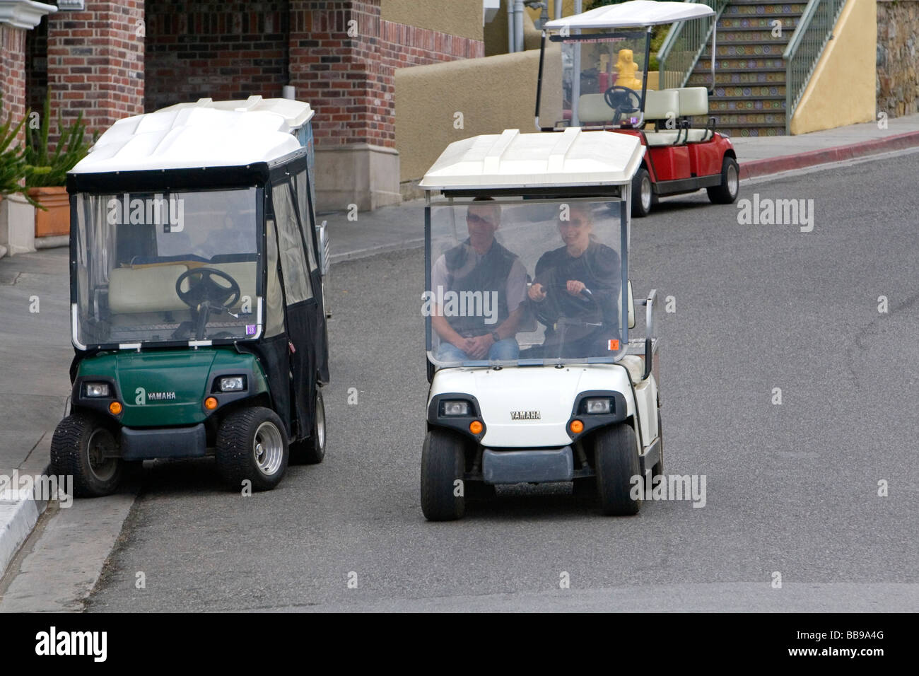 Des voiturettes de golf utilisés pour le transport dans la ville d'Avalon sur l'île de Catalina, California USA Banque D'Images