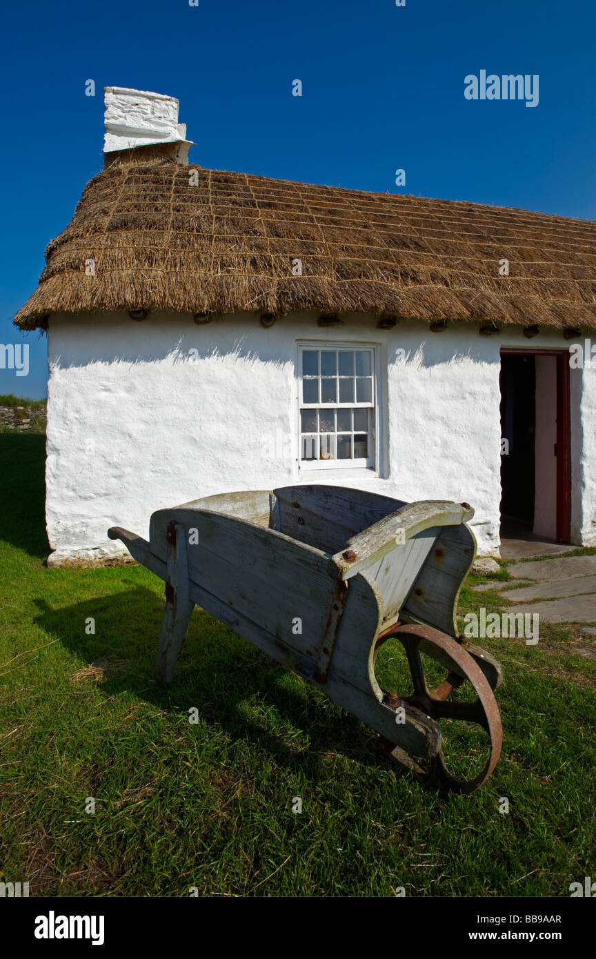 Brouette ancienne à l'extérieur d'un chalet à Thached Cregneash Village folklorique de l'île de Man Banque D'Images